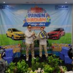 Pimpinan Cabang BRI Daan Mogot, Teguh Joni Purwanto menyerahkan kunci mobil Mobilio kepada Kepala Unit BRI Kedoya, Yunus