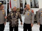 Anggota Komisi III DPR RI dari Fraksi PKS, Habib Aboe Bakar: Alhabsyi (kemeja batik) saat berkunjung ke Polda Kalsel. (Foto: Dok. Pribadi)