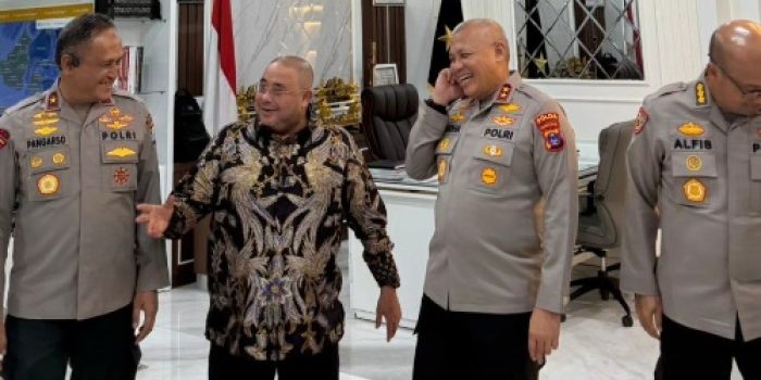 Anggota Komisi III DPR RI dari Fraksi PKS, Habib Aboe Bakar: Alhabsyi (kemeja batik) saat berkunjung ke Polda Kalsel. (Foto: Dok. Pribadi)