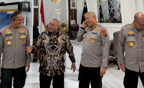 Anggota Komisi III DPR RI dari Fraksi PKS, Habib Aboe Bakar: Alhabsyi (kemeja batik) saat berkunjung ke Polda Kalsel. (Foto: Dok. Pribadi)