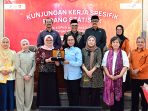 Wakil_Ketua_Komisi_X_DPR_RI_MY_Esti_Wijayati_bertukar_cinderamata_usai_pertemuan_di_Kelurahan_Sumber20260513194511