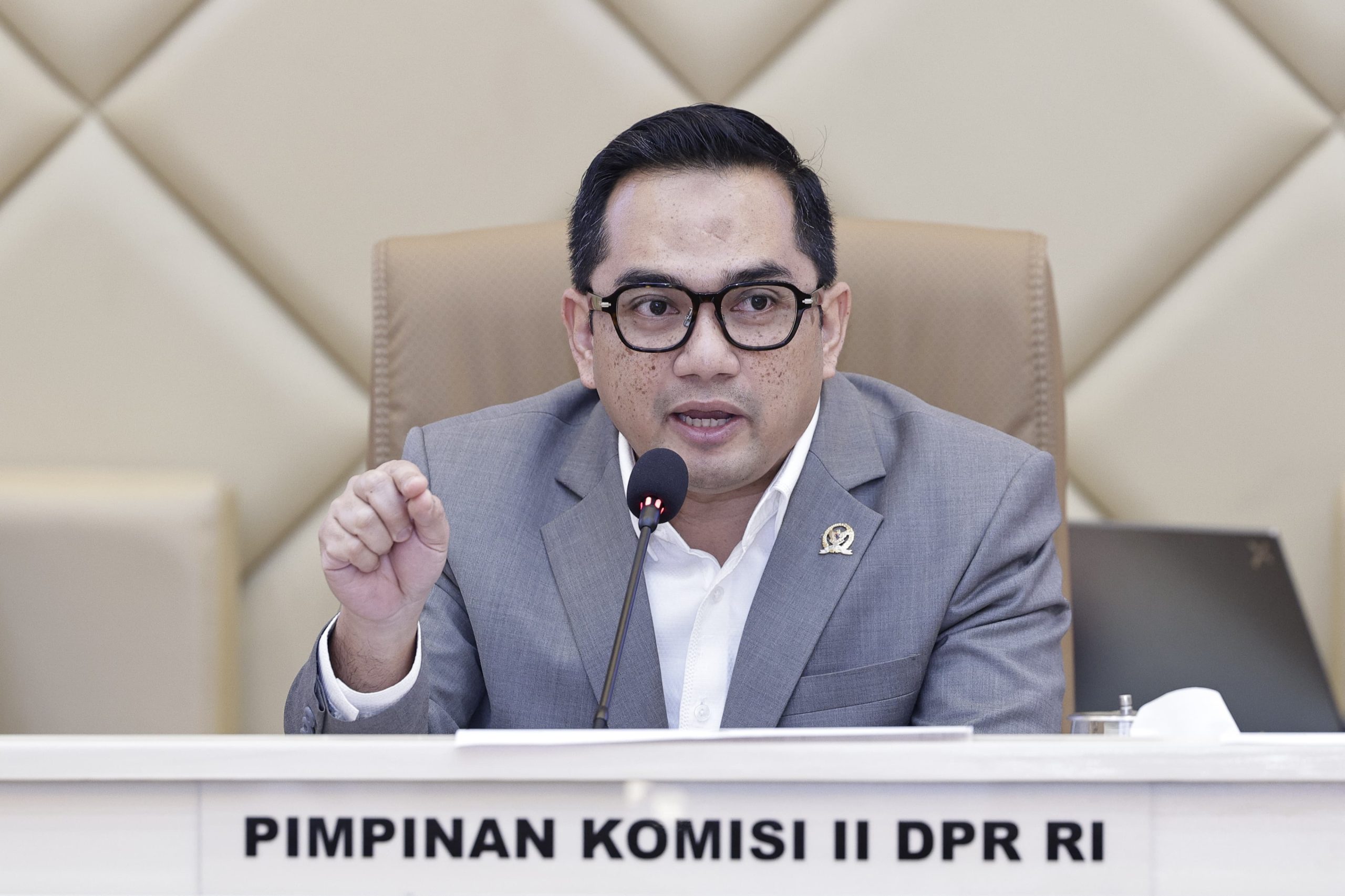 Ketua_Komisi_II_DPR_RI__Rifqinizamy_Karsayuda__dalam_Rapat_Dengar_Pendapat__RDP__Komisi_II_DPR_RI_be20260826164106