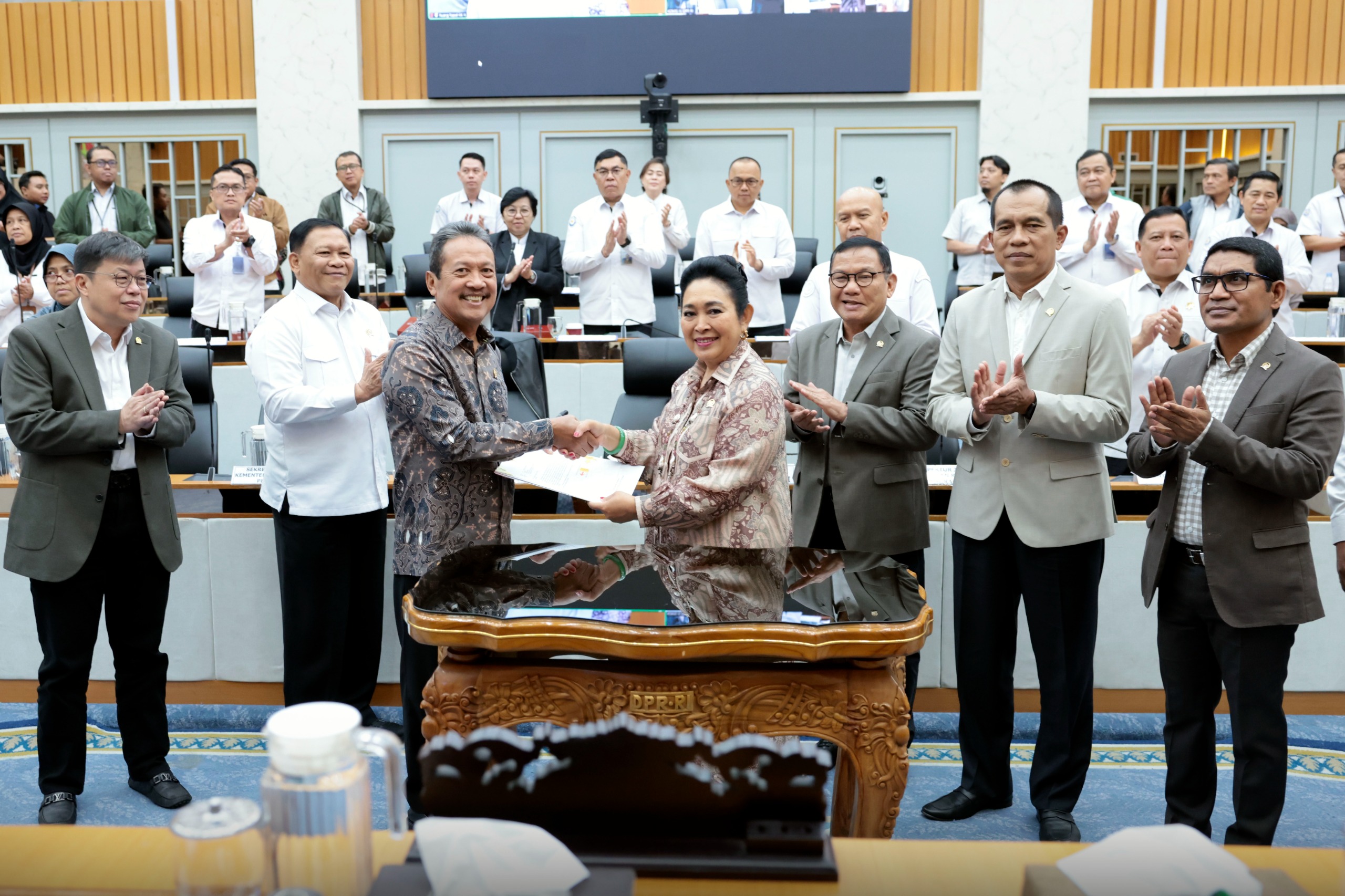 Ketua_Komisi_IV_DPR_Siti_Hediati_Soeharto_saat_berfoto_bersama_sejumlah_mitra_kerja_Kementerian_terk20260916162635